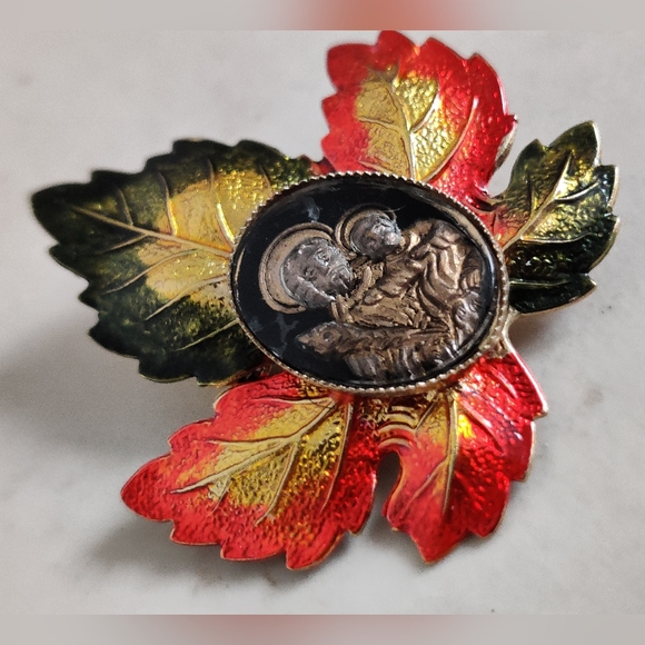 Vintage Leaf Lapel Pin w/St.Joseph medal - Picture 9 of 9